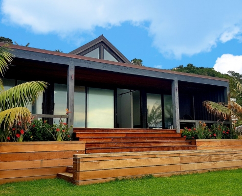 Example of contemporary NZ bach on Waiheke Island built by Whelan Building